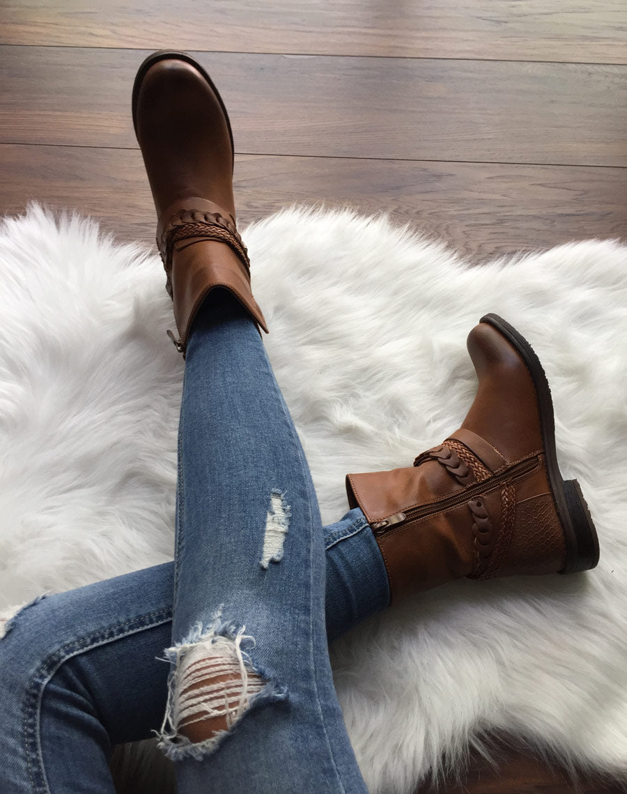 Bottines motardes camel à lanières tressées