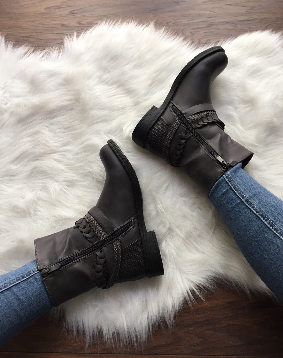 Bottines motardes grises à lanières tressées