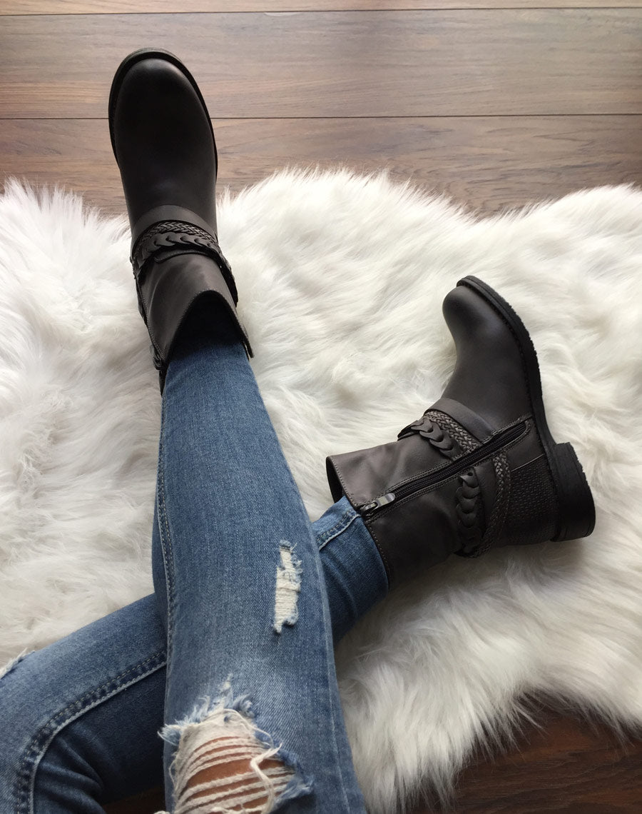 Bottines motardes grises à lanières tressées