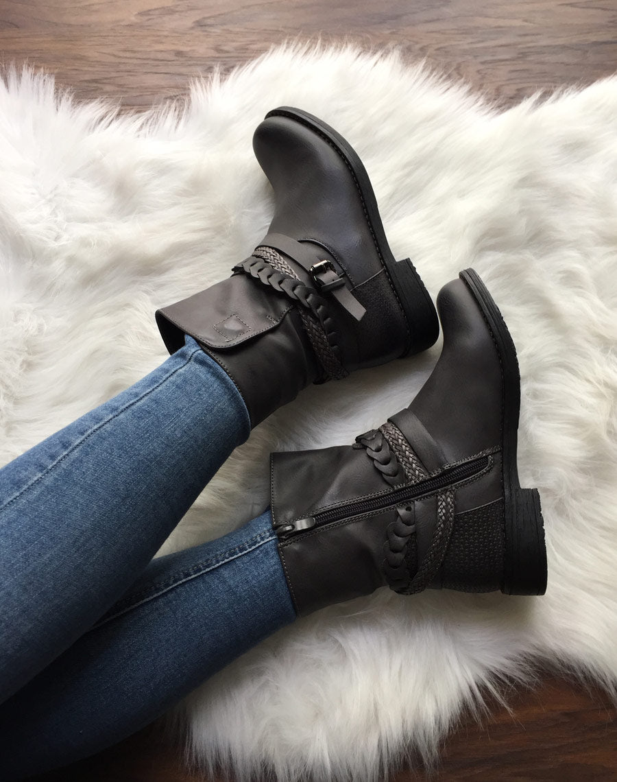 Bottines motardes grises à lanières tressées