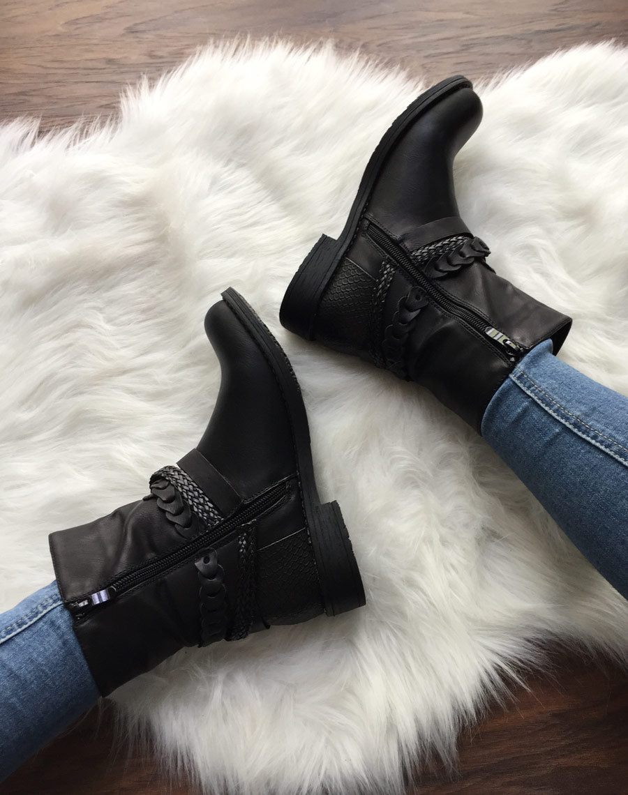 Bottines motardes noires à lanières tressées