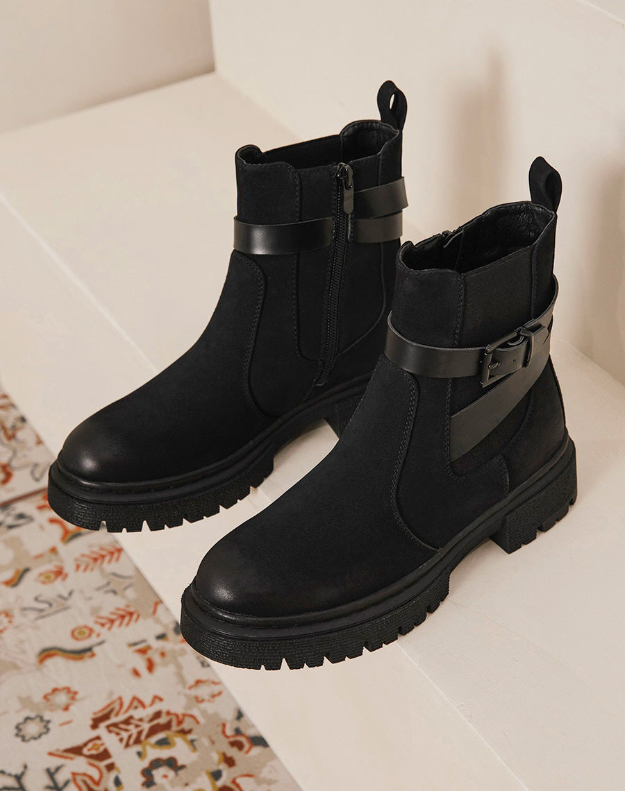 Bottines noir mat à détails en forme de boucles