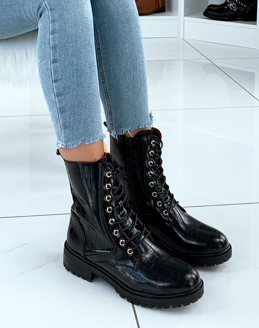 Bottines noir mat effet croco et à œillets