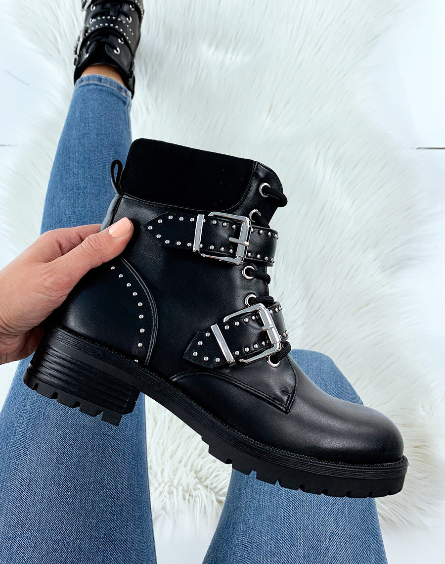 Bottines noires accompagnées de clous