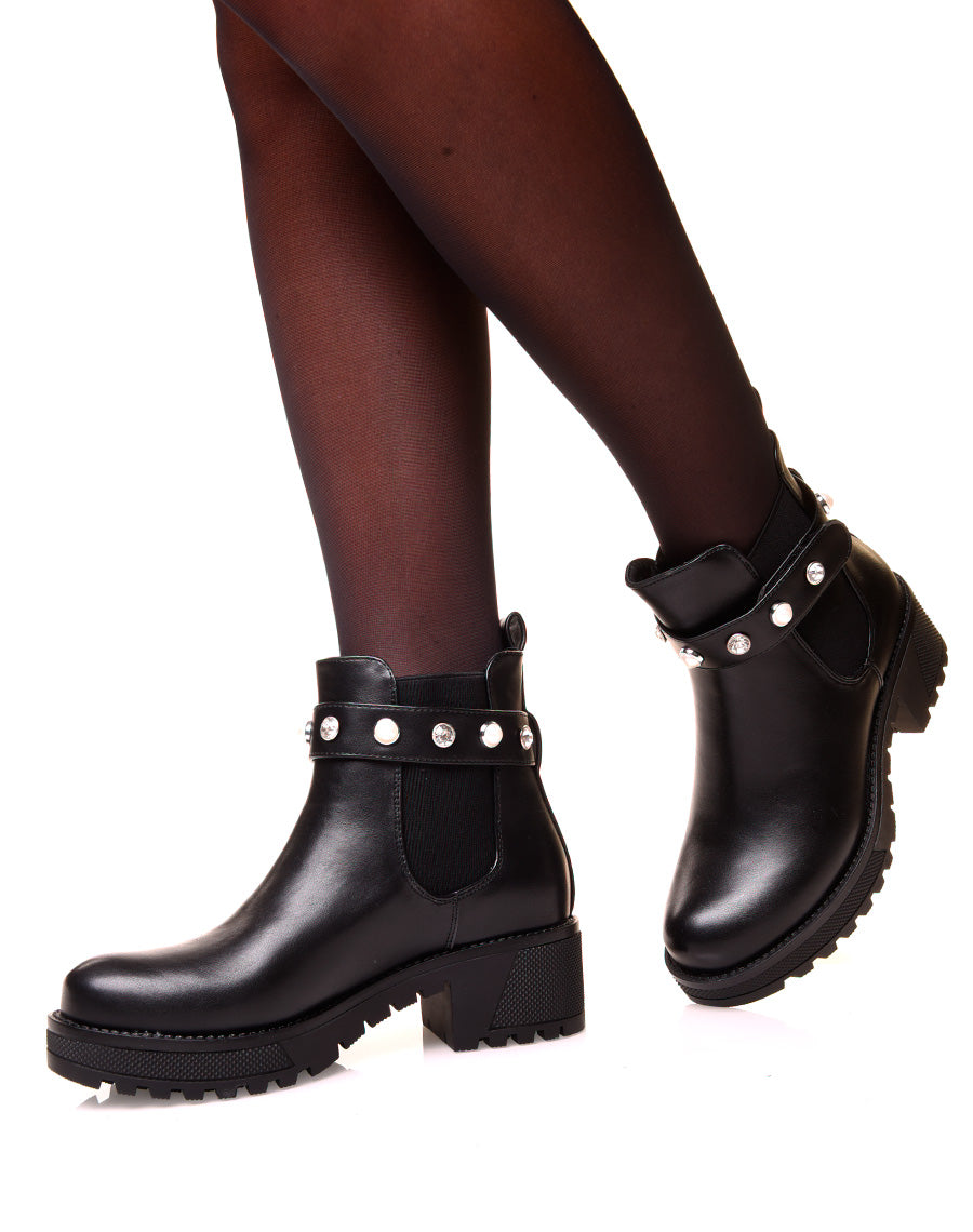 Bottines noires ajourées de perles