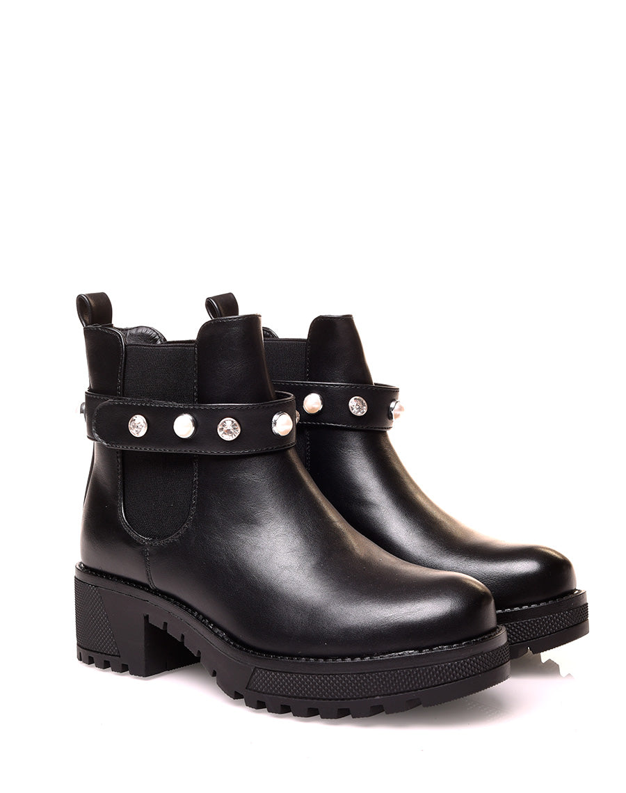 Bottines noires ajourées de perles