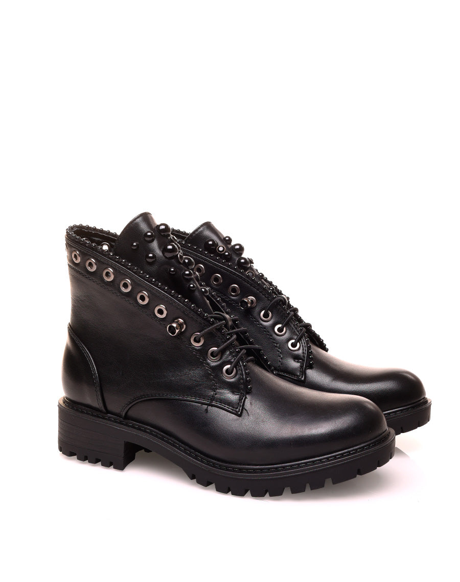 Bottines noires ajourées de perles
