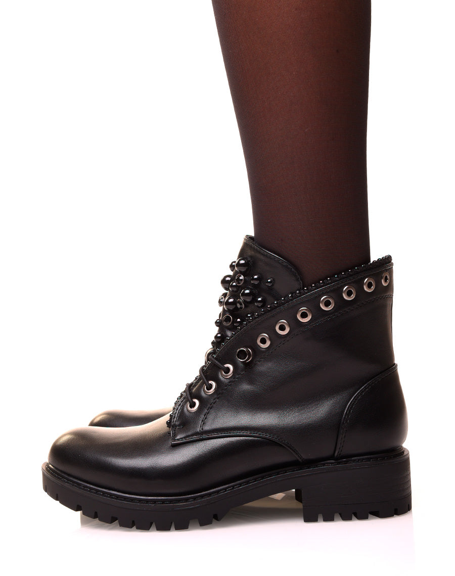 Bottines noires ajourées de perles