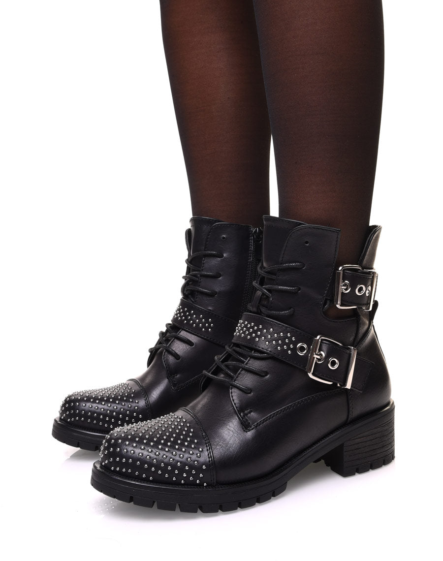 Bottines noires ajourées à lacets et lanières ornées