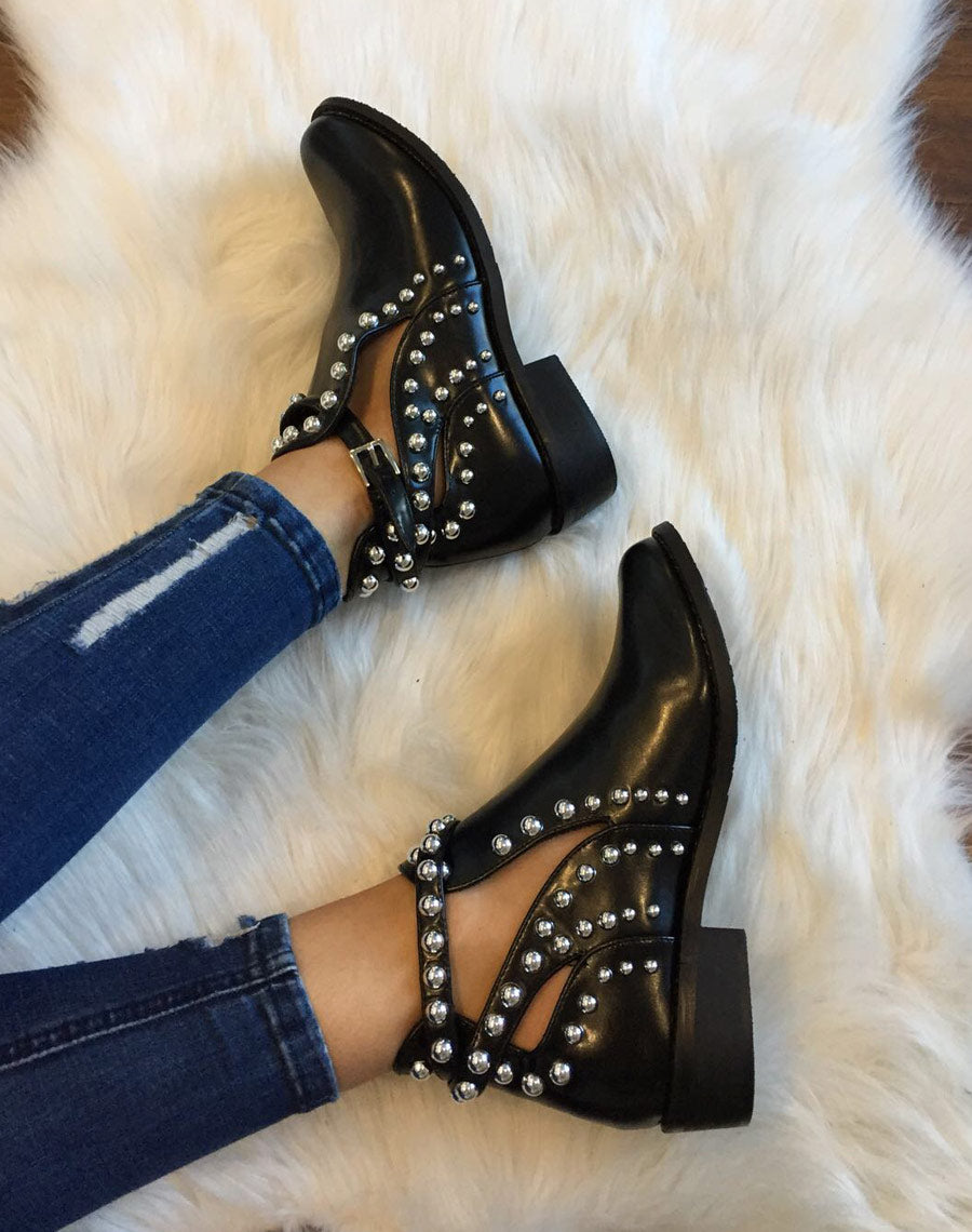 Bottines noires ajourées ornées de perles