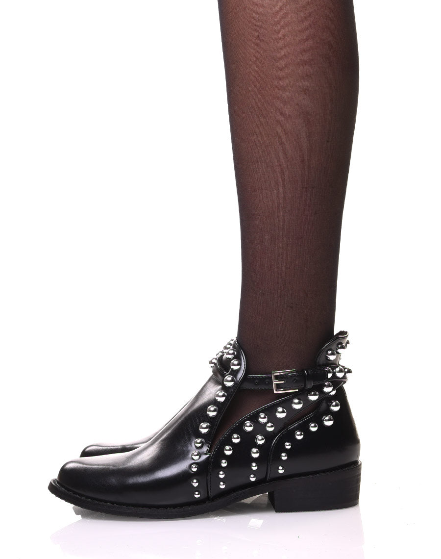 Bottines noires ajourées ornées de perles