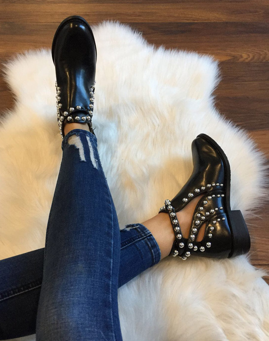 Bottines noires ajourées ornées de perles