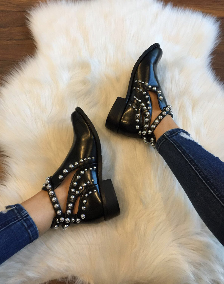 Bottines noires ajourées ornées de perles