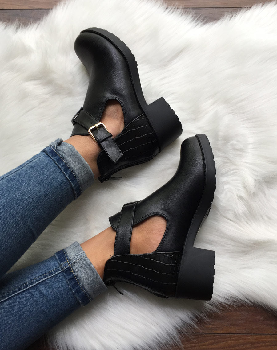 Bottines noires ajourées à petit talon et boucle