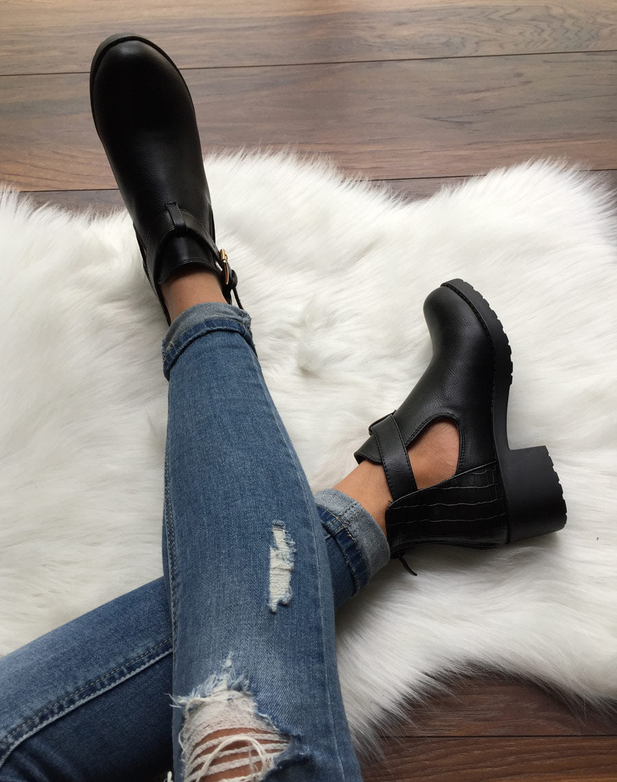 Bottines noires ajourées à petit talon et boucle
