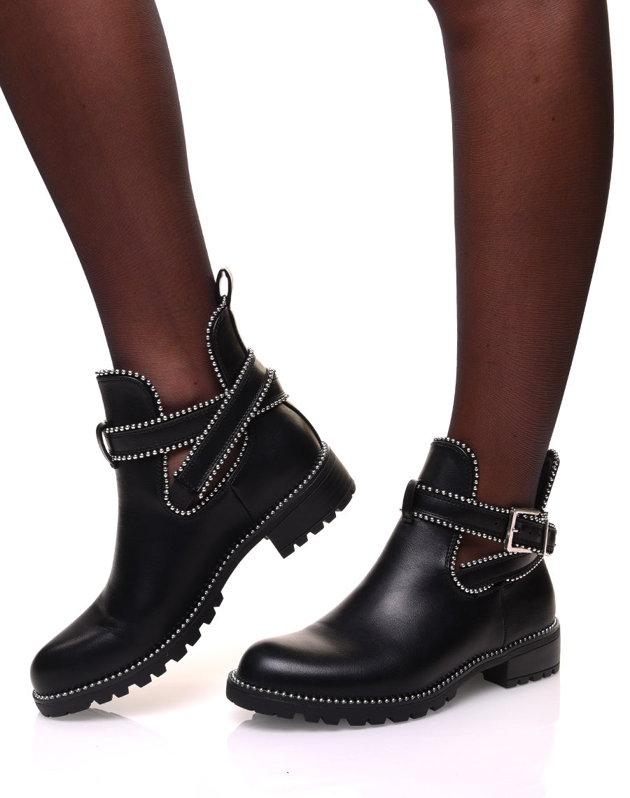 Bottines noires ajourées à sangles perlées