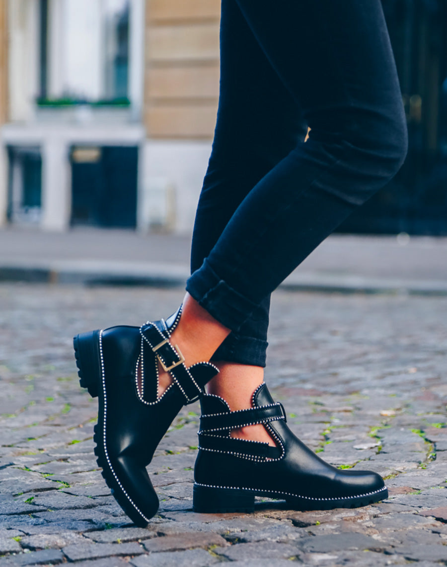 Bottines noires ajourées à sangles perlées
