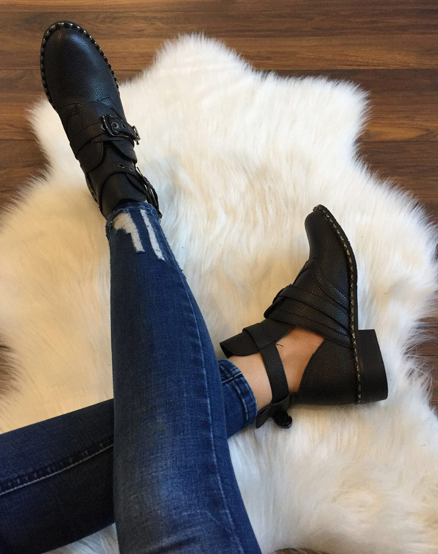 Bottines noires ajourées semelles cloutées