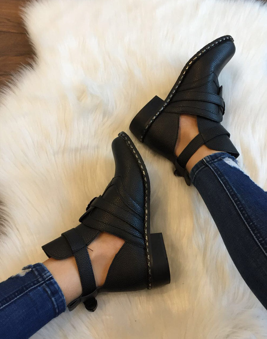 Bottines noires ajourées semelles cloutées
