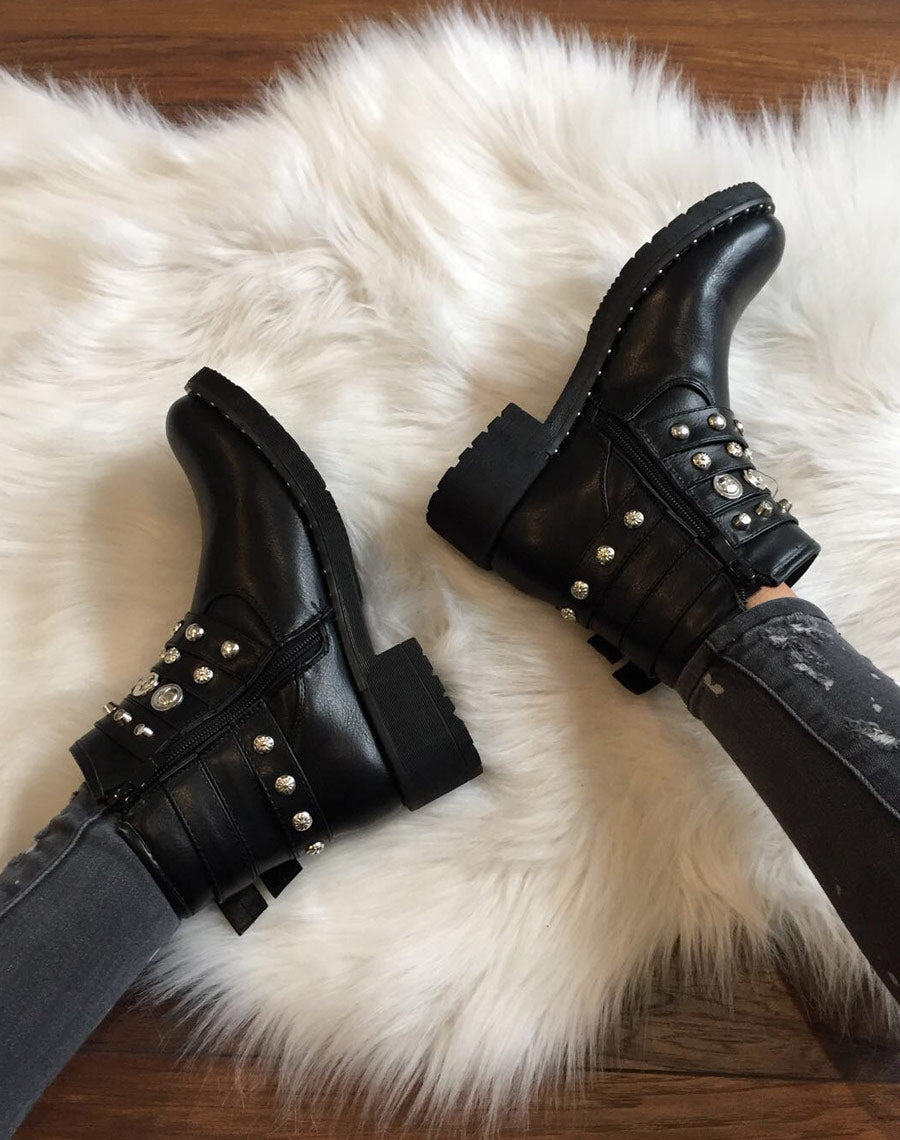 Bottines noires avec différentes lanières cloutées