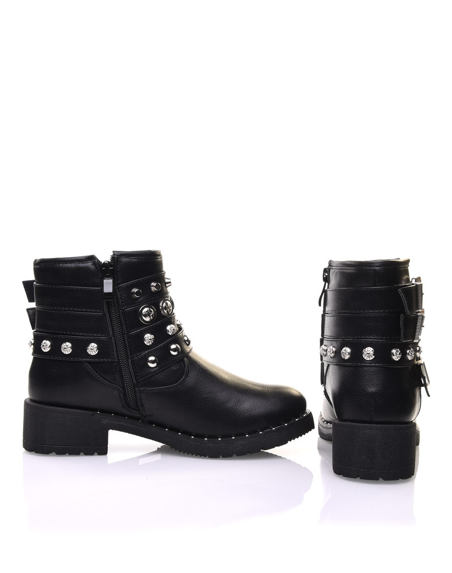 Bottines noires avec différentes lanières cloutées