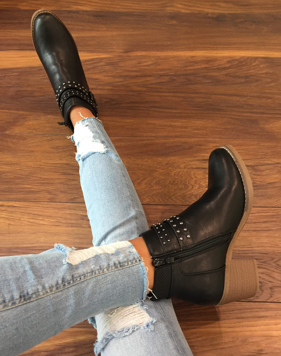 Bottines noires avec sangles cloutées