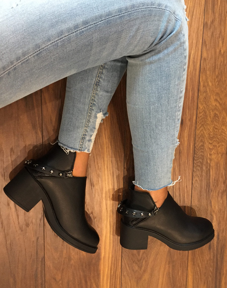 Bottines noires basses ajourées par fermetures éclairs