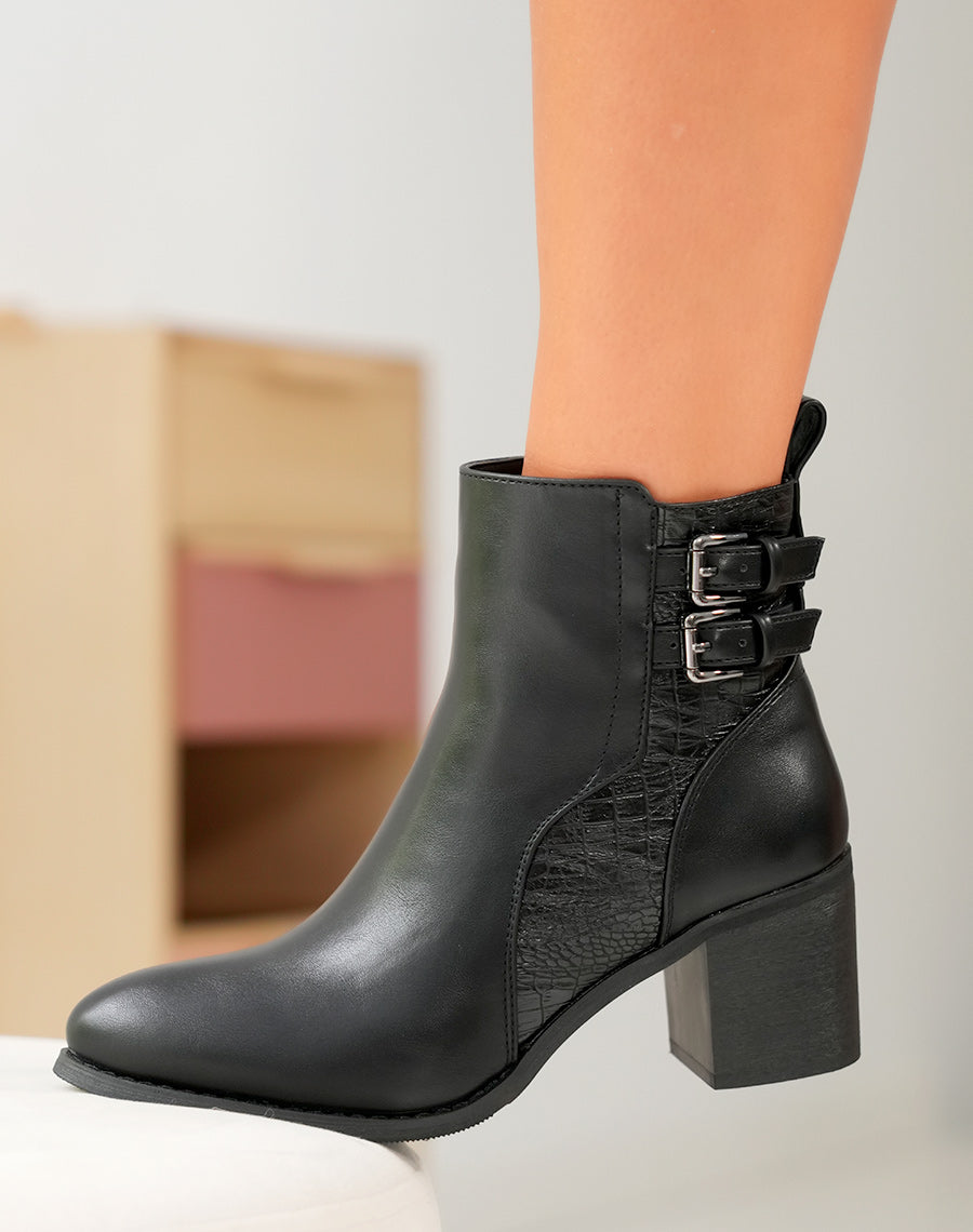 Bottines Noires Bi-Matière : L'Incontournable Tendance de la Saison