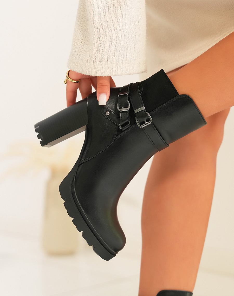 Bottines Noires Bi-Matière : Une Allure Élégante avec une Touche d'Argent