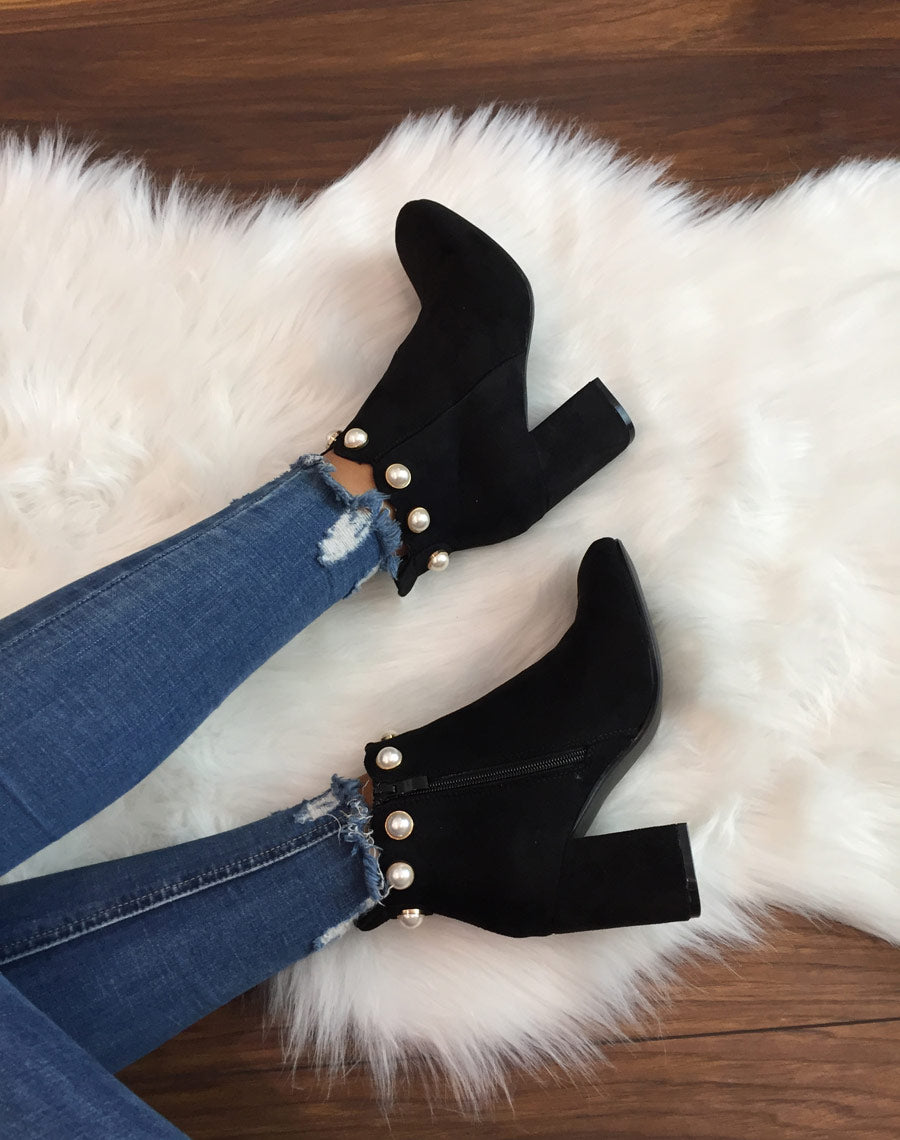 Bottines noires bordées de perles