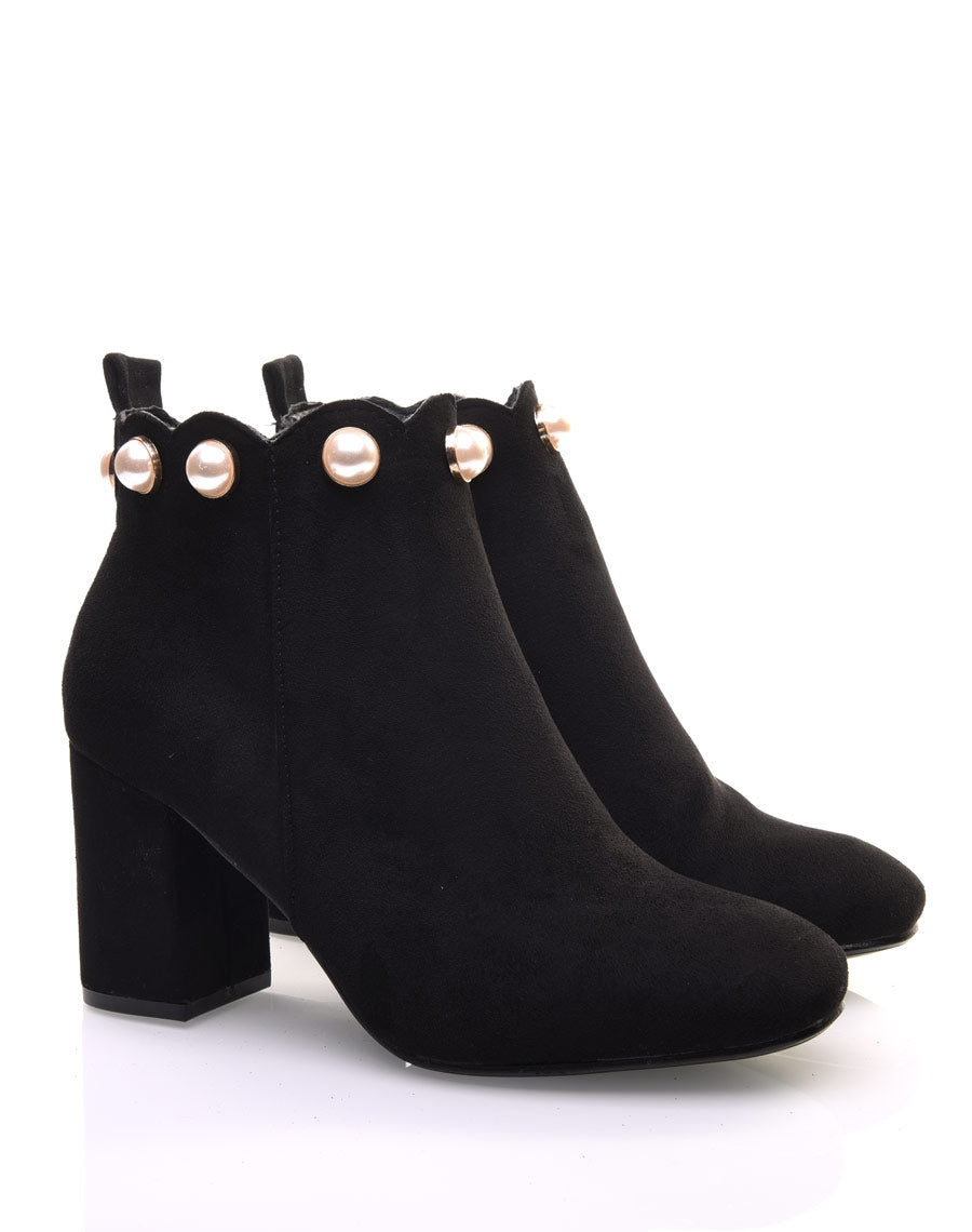 Bottines noires bordées de perles