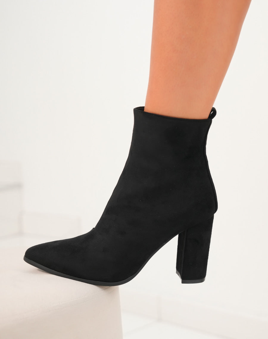 Bottines noires à bout pointu en suédine