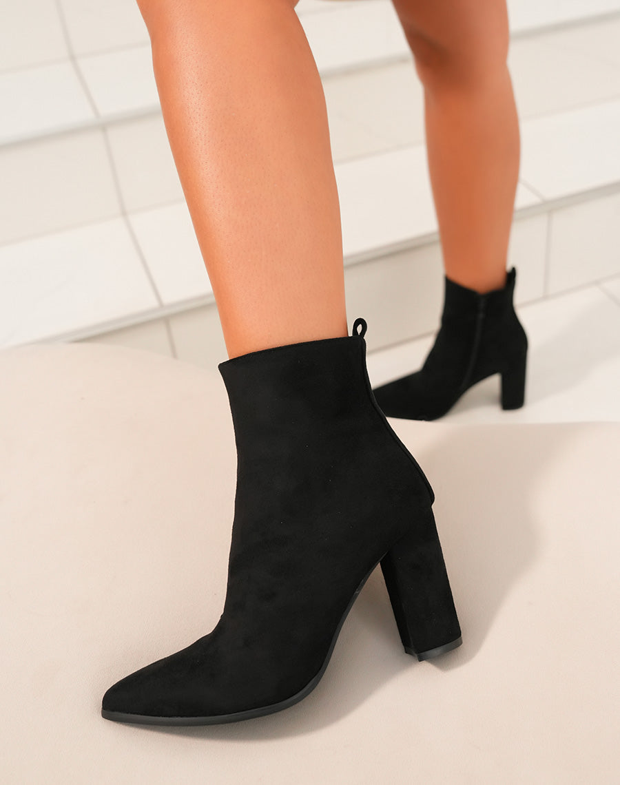 Bottines noires à bout pointu en suédine