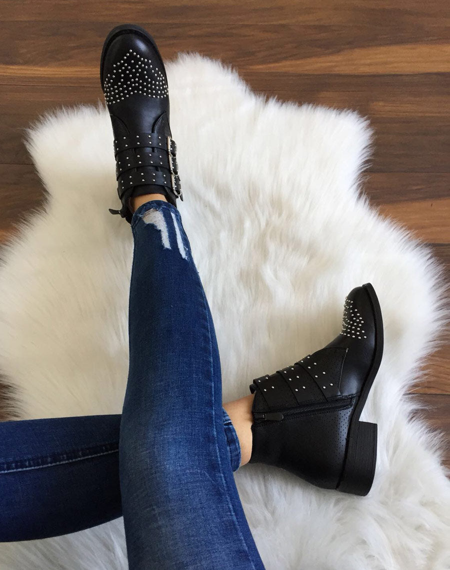 Bottines noires cloutées