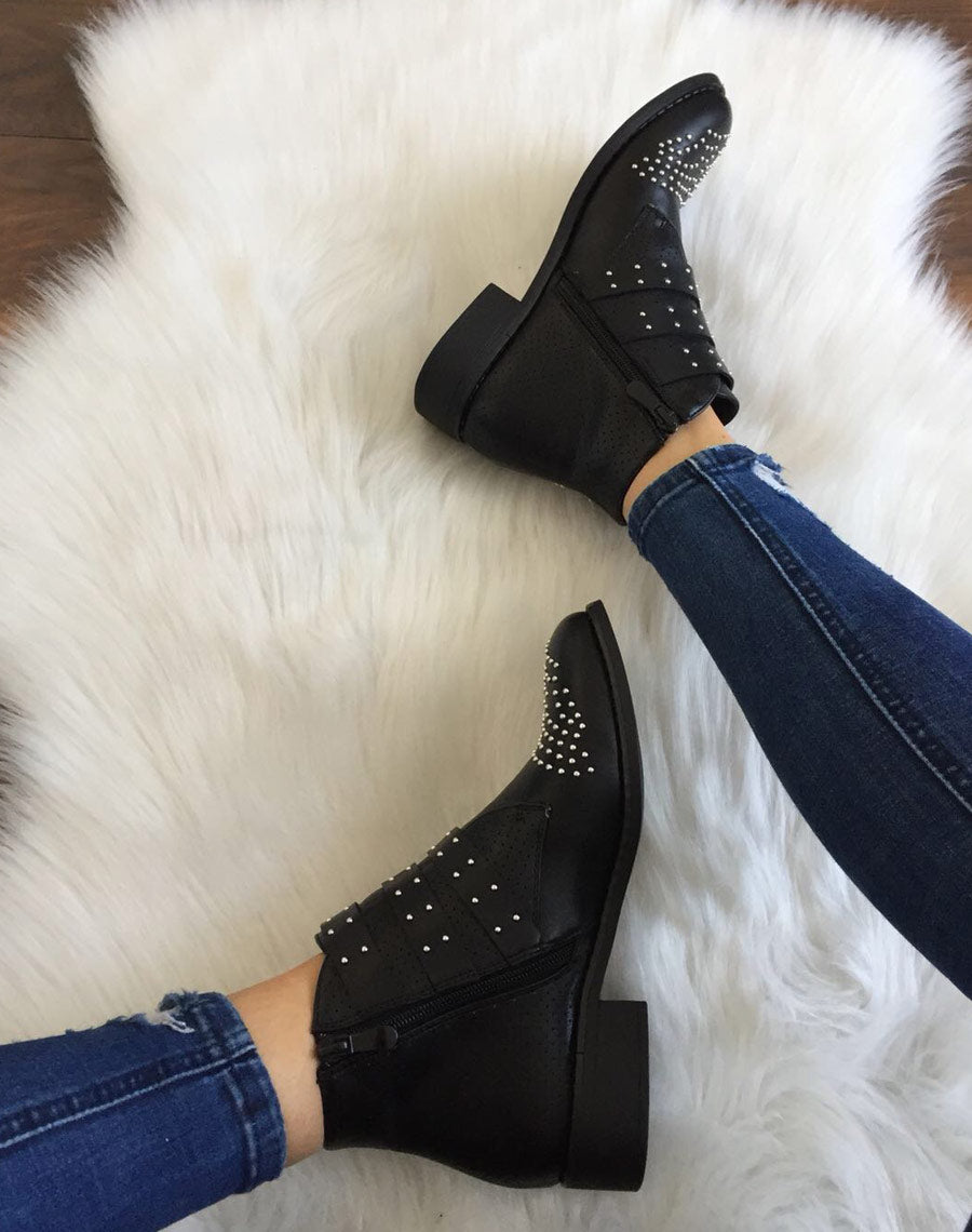 Bottines noires cloutées