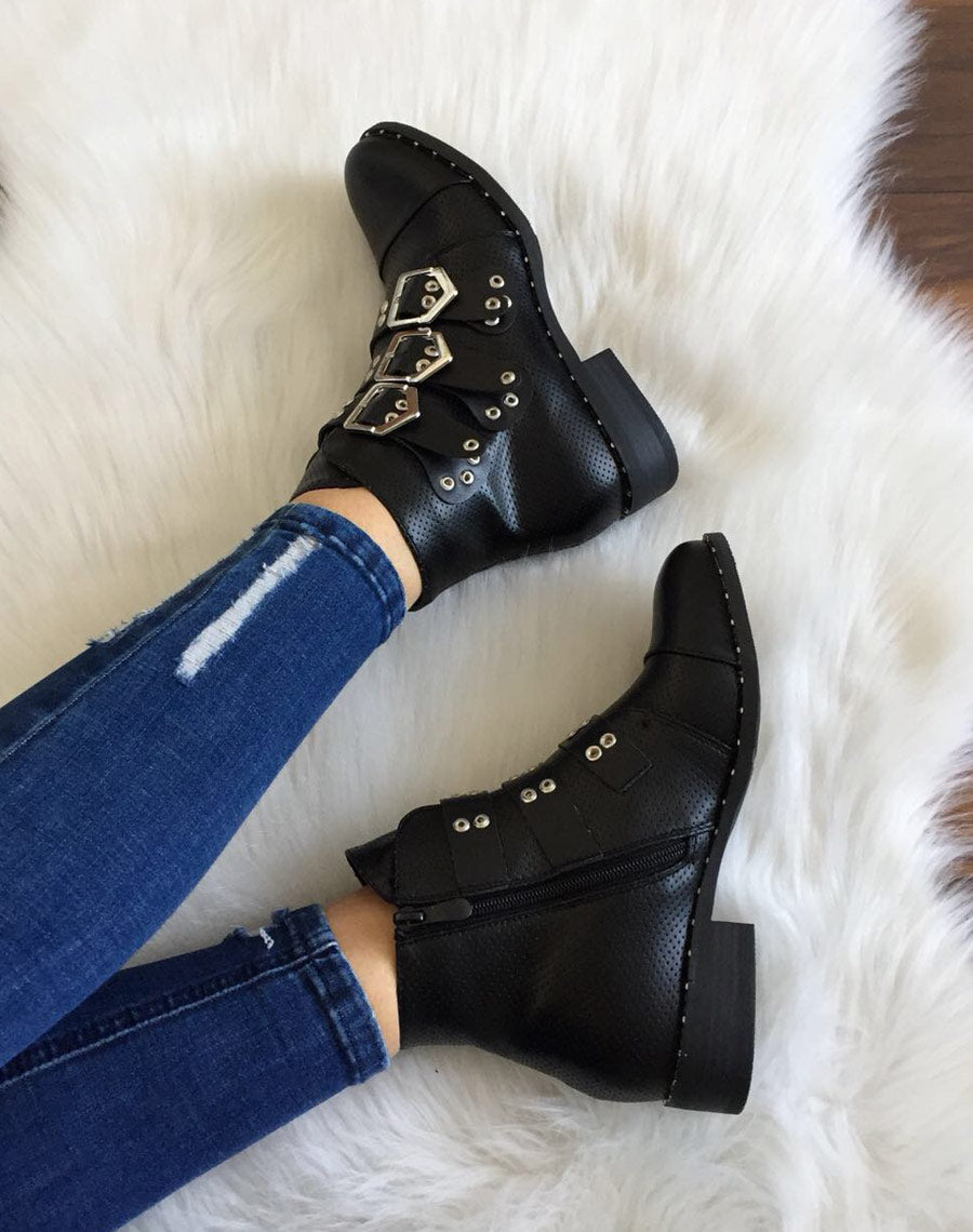 Bottines noires cloutées et perforées