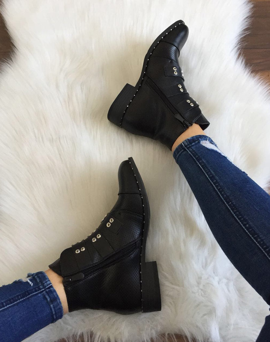 Bottines noires cloutées et perforées