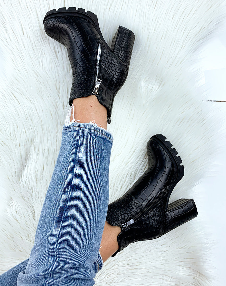 Bottines noires croco à talon et détail glissière argentée