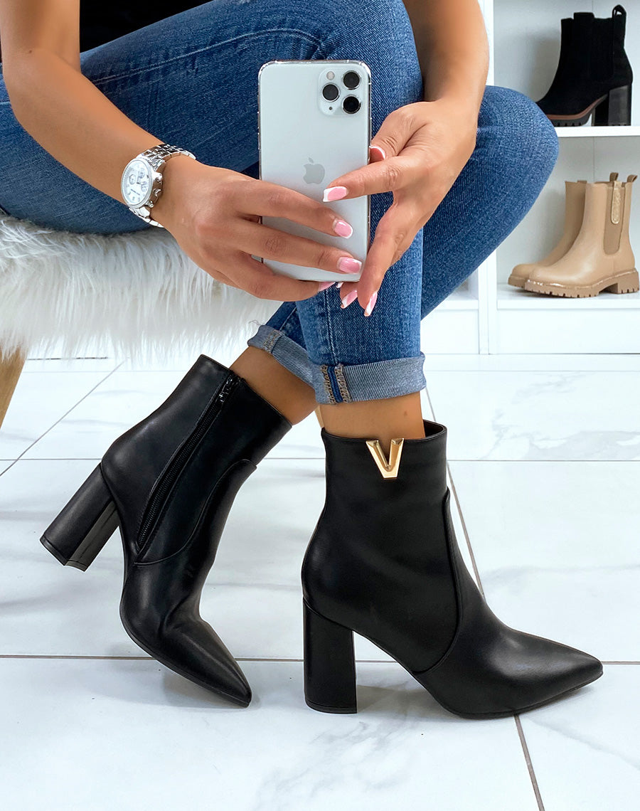 Bottines noires à détail doré en forme de v
