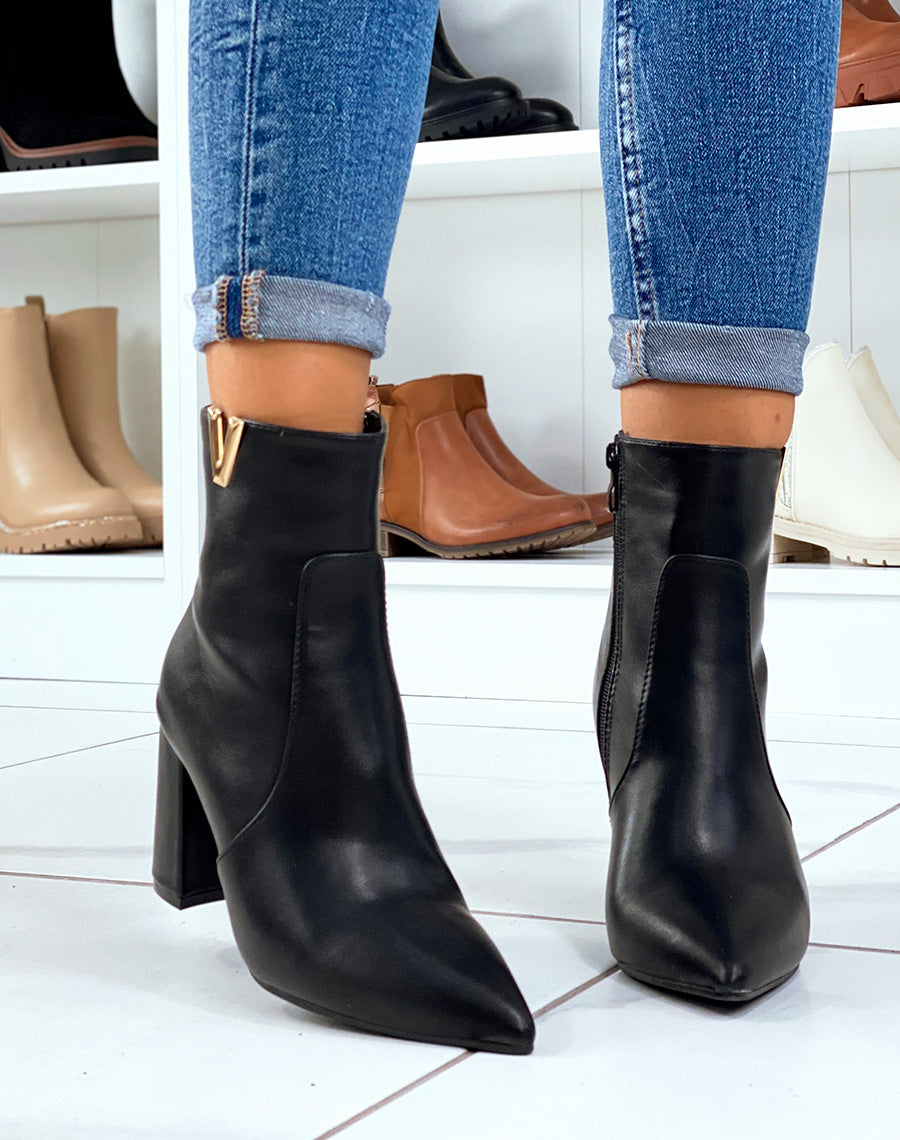 Bottines noires à détail doré en forme de v
