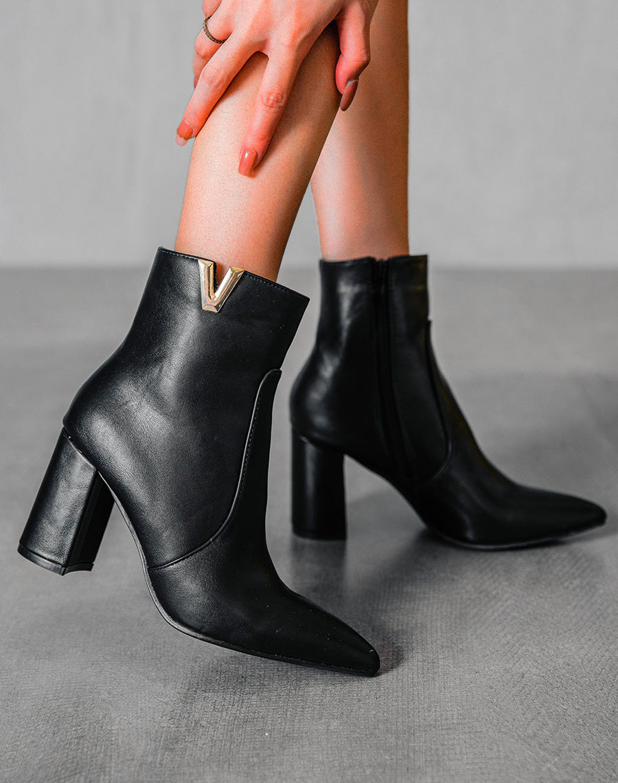 Bottines noires à détail doré en forme de v