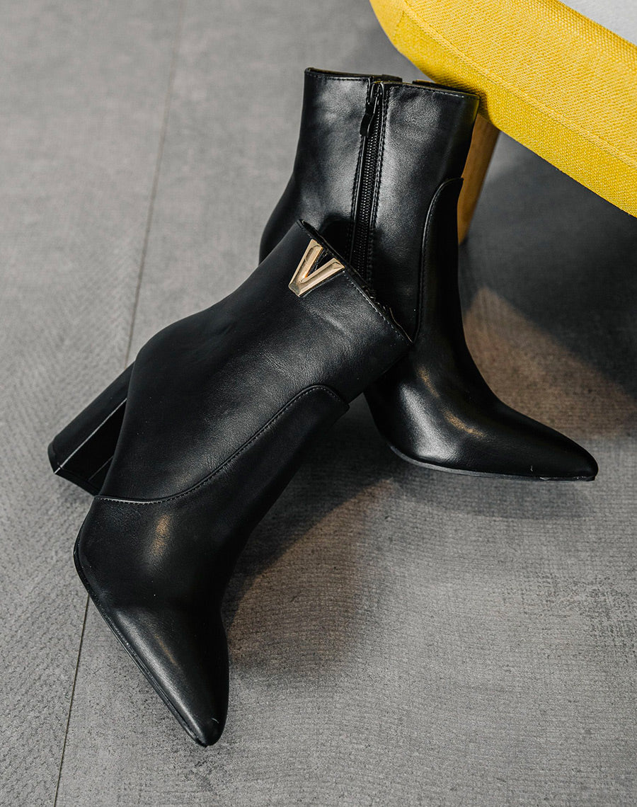 Bottines noires à détail doré en forme de v