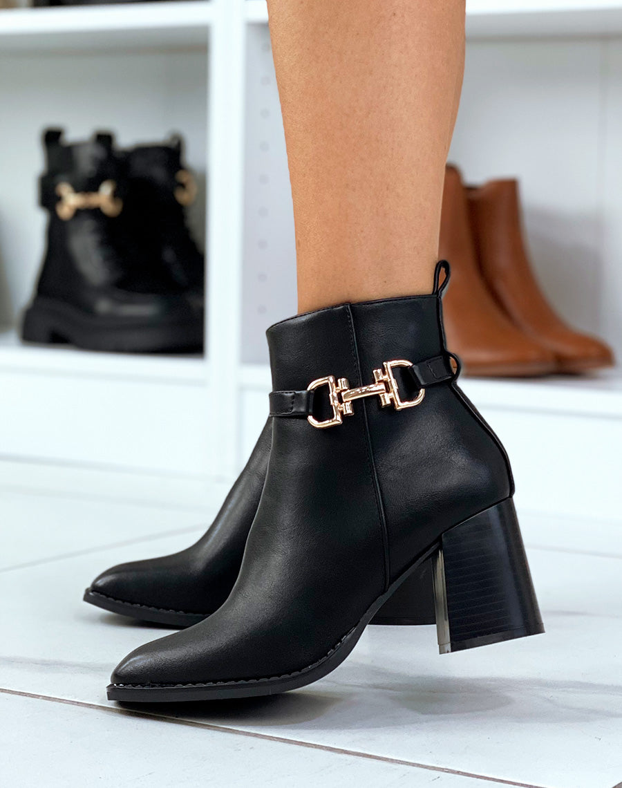 Bottines noires à détail doré et talon carré