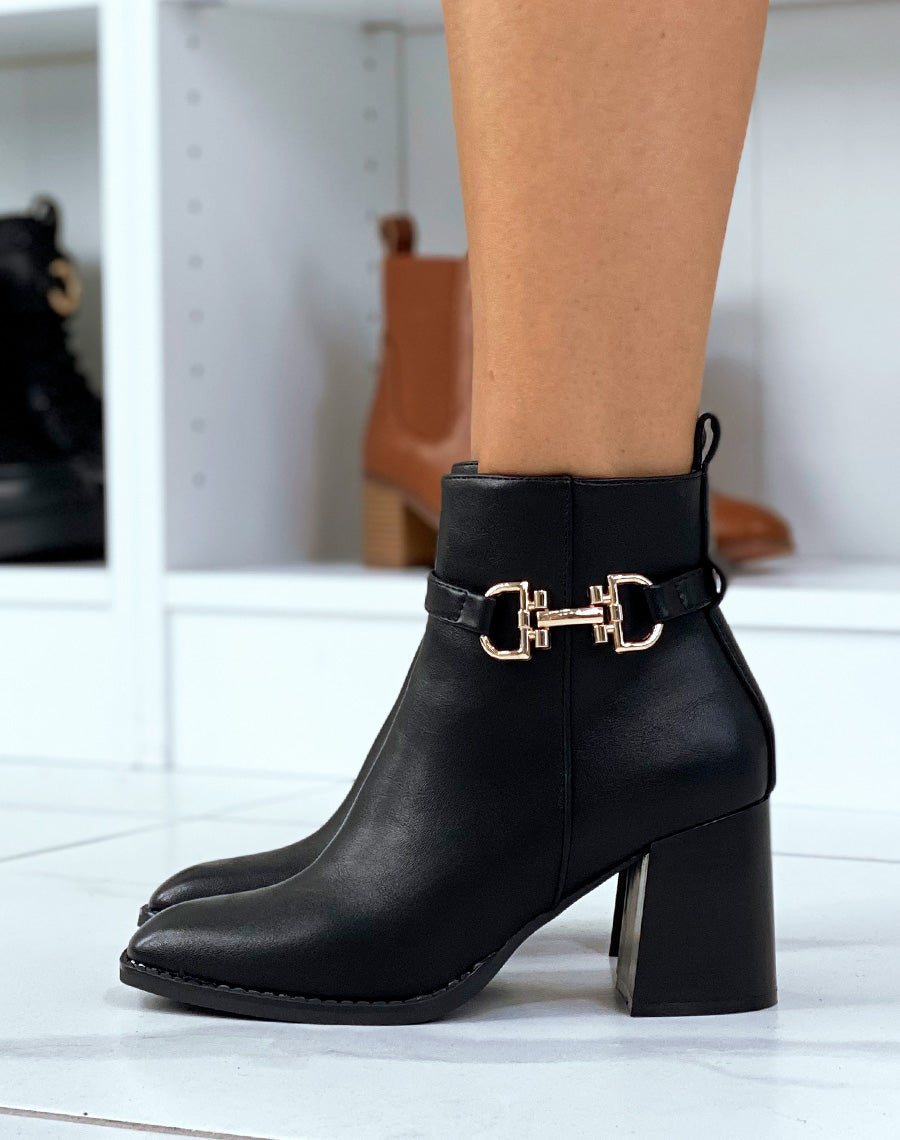 Bottines noires à détail doré et talon carré