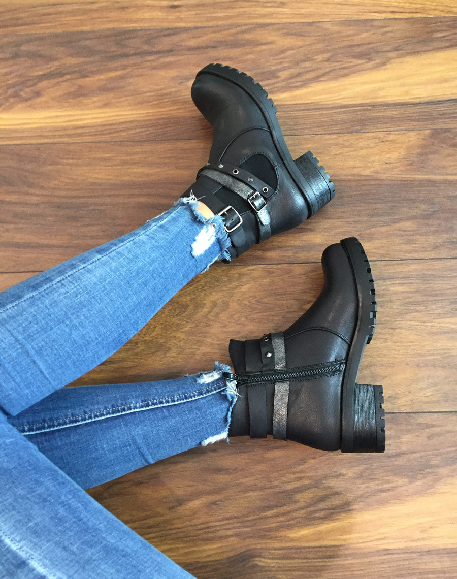 Bottines noires différentes lanières