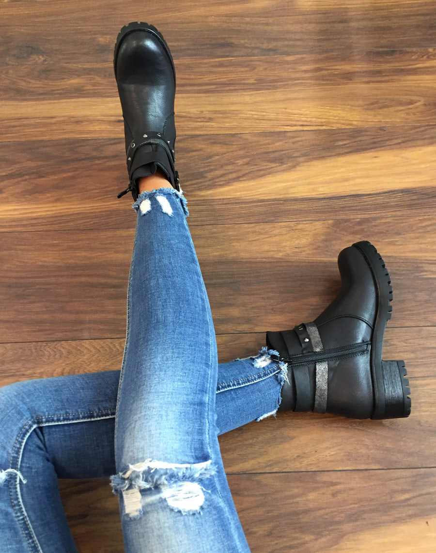 Bottines noires différentes lanières