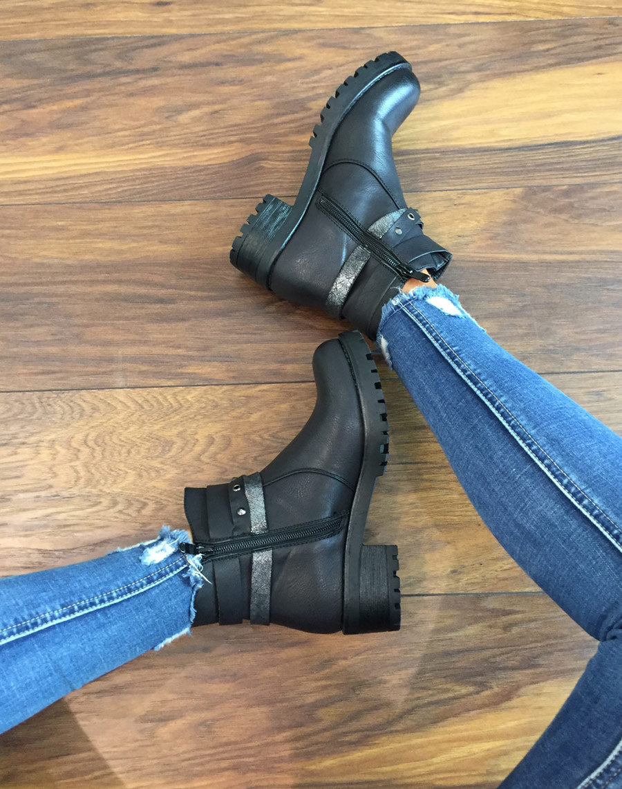 Bottines noires différentes lanières