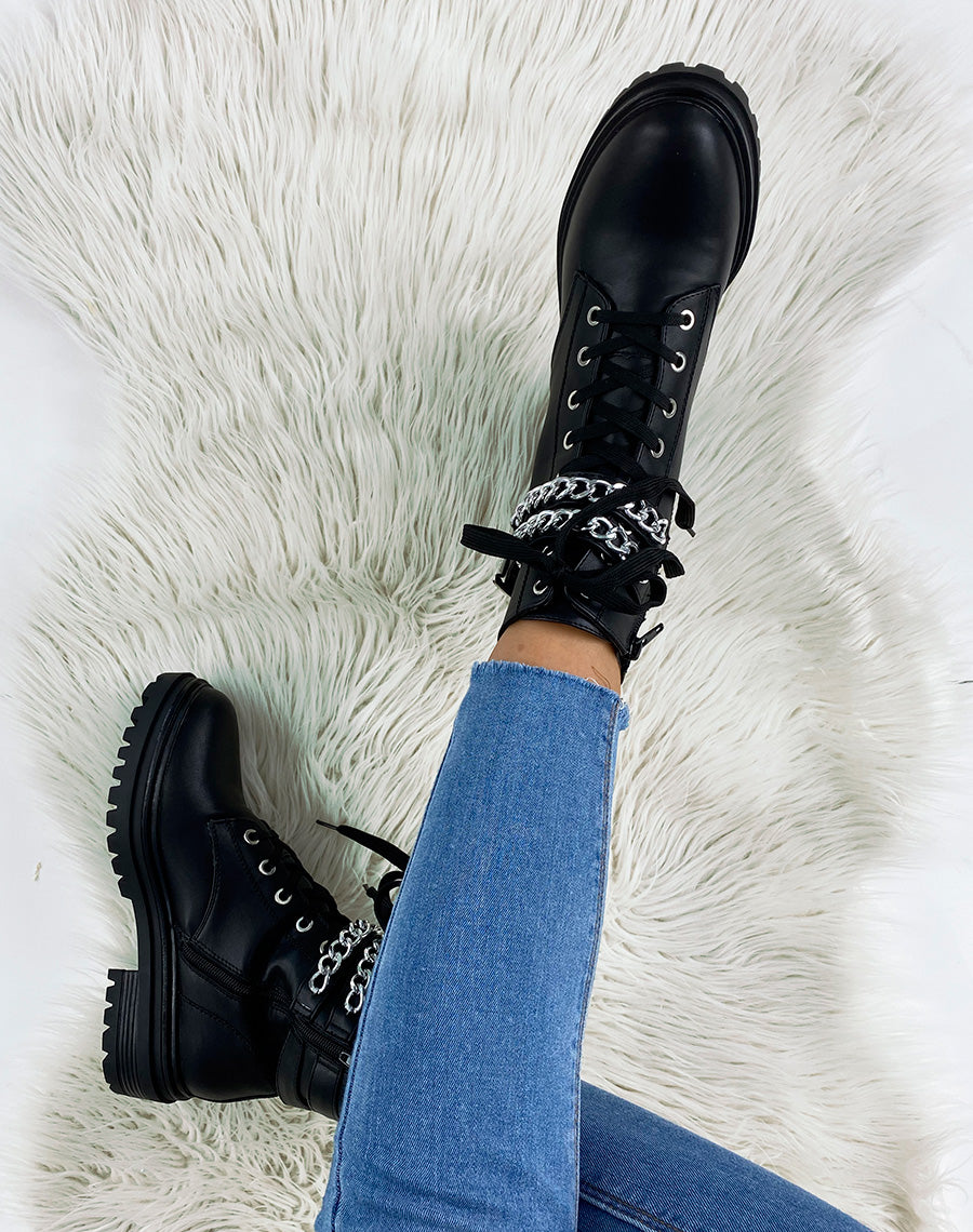 Bottines noires à doubles brides chainées