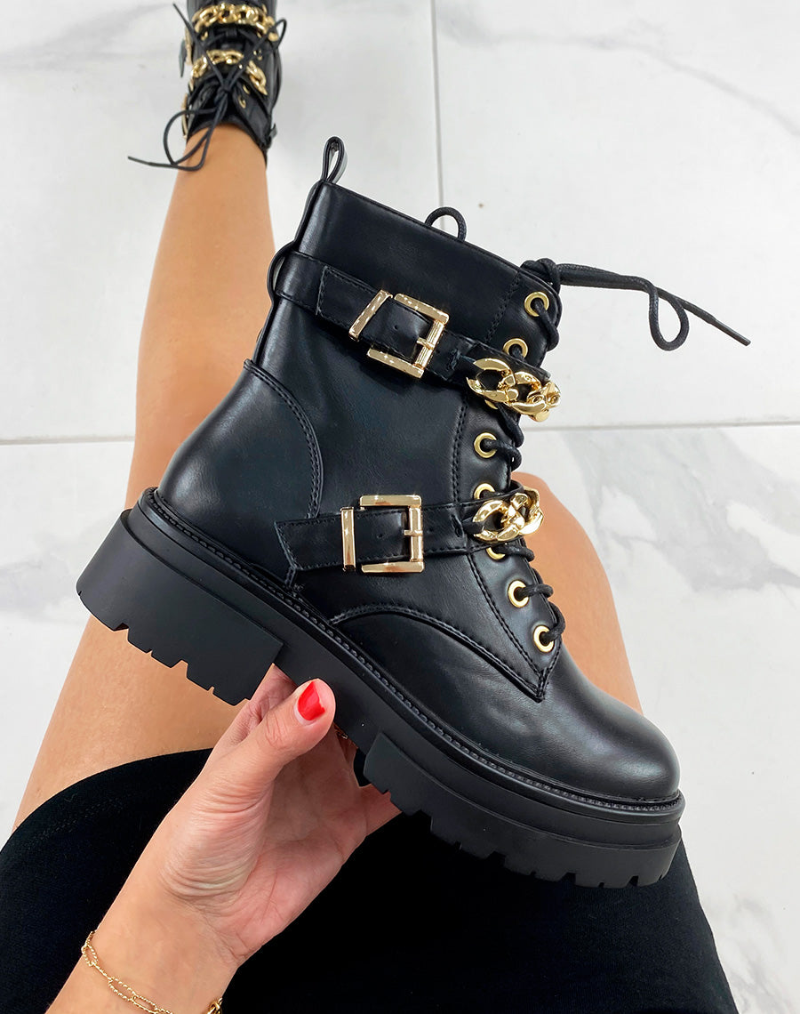Bottines noires à doubles lanières et chaînes dorées