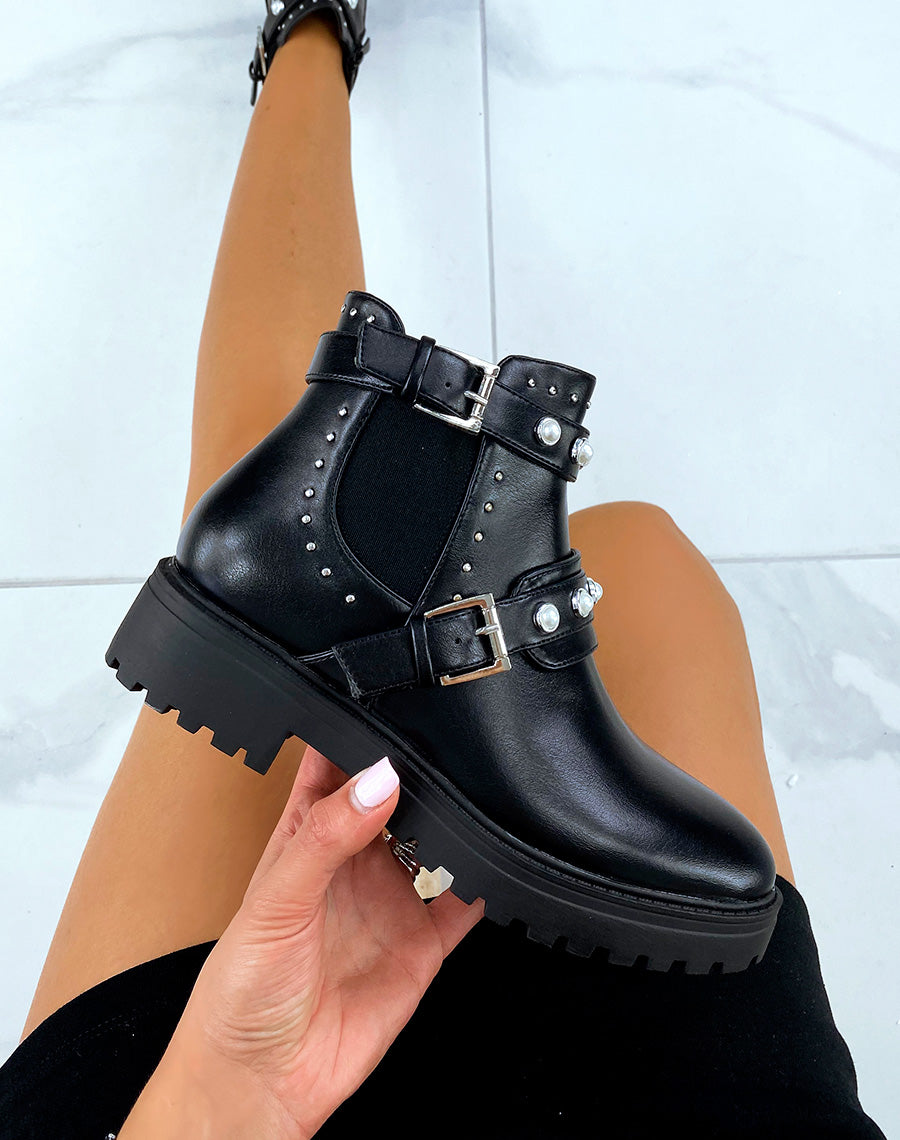 Bottines noires à doubles sangles ajourées de perles et de clous